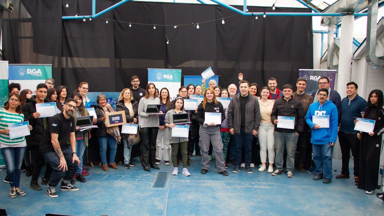 El secretario de Gestión Ciudadana, Gonzalo Ferro; el subsecretario de Innovación Pública, David Massimino; y el subsecretario de Desarrollo Productivo, Facundo Armas. 