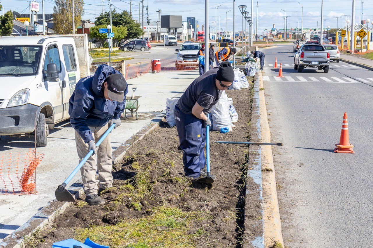 Trabajos de embellecimiento en espacio públicos de la ciudad de Río Grande.