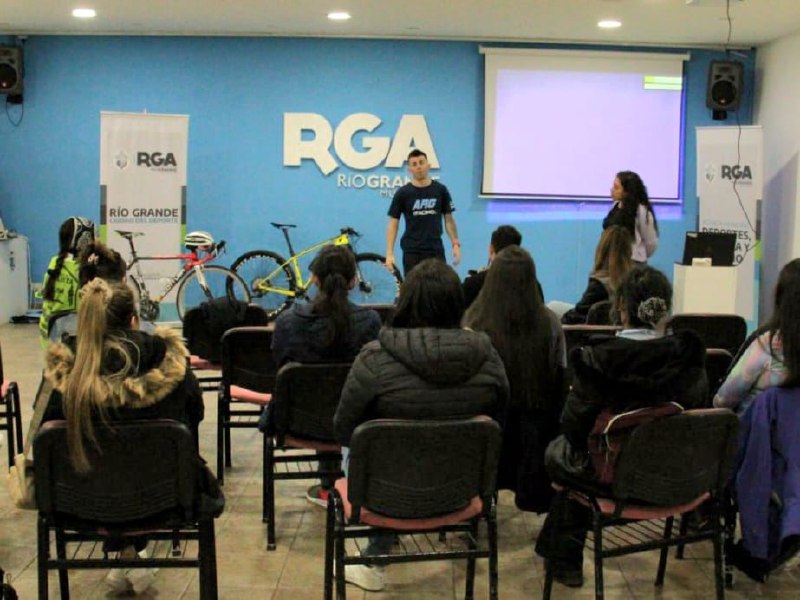 Encuentro de iniciación y capacitación para promover el ciclismo femenino en Río Gramde