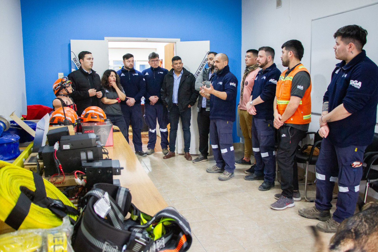 El secretario de Gestión Ciudadana, Gonzalo Ferro, encabezó la presentación de nuevos equipamientos para Defensa Civil Municipal.