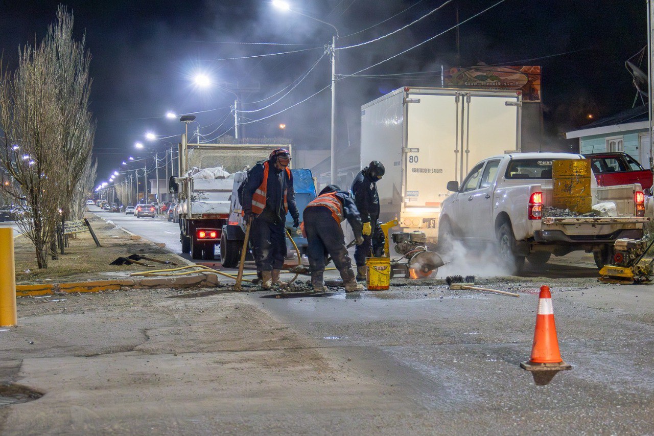 Cuadrillas de trabajo, desarrollan obras de bacheo en frío y otras intervenciones en distintos sectores neurálgicos de la ciudad.