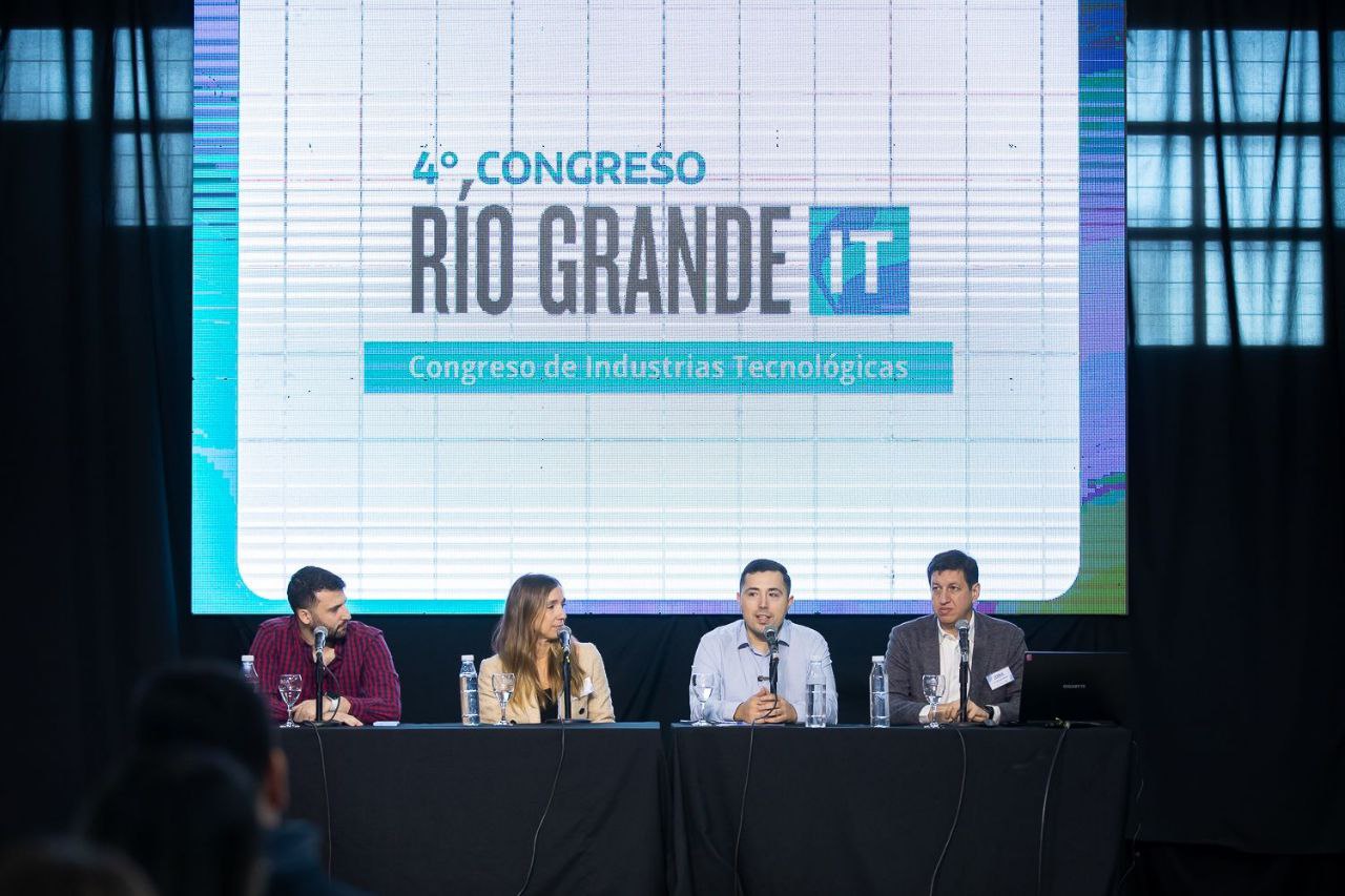 El panel de Apertura fue encabezado por el secretario de Gestión Ciudadana, Gonzalo Ferro, el economista especializado en Innovación, Ciencia y Tecnología, Lic. Fernando Peirano.