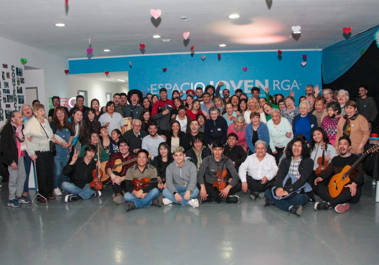 Juventudes de Espacio Joven agasajaron a los adultos mayores .