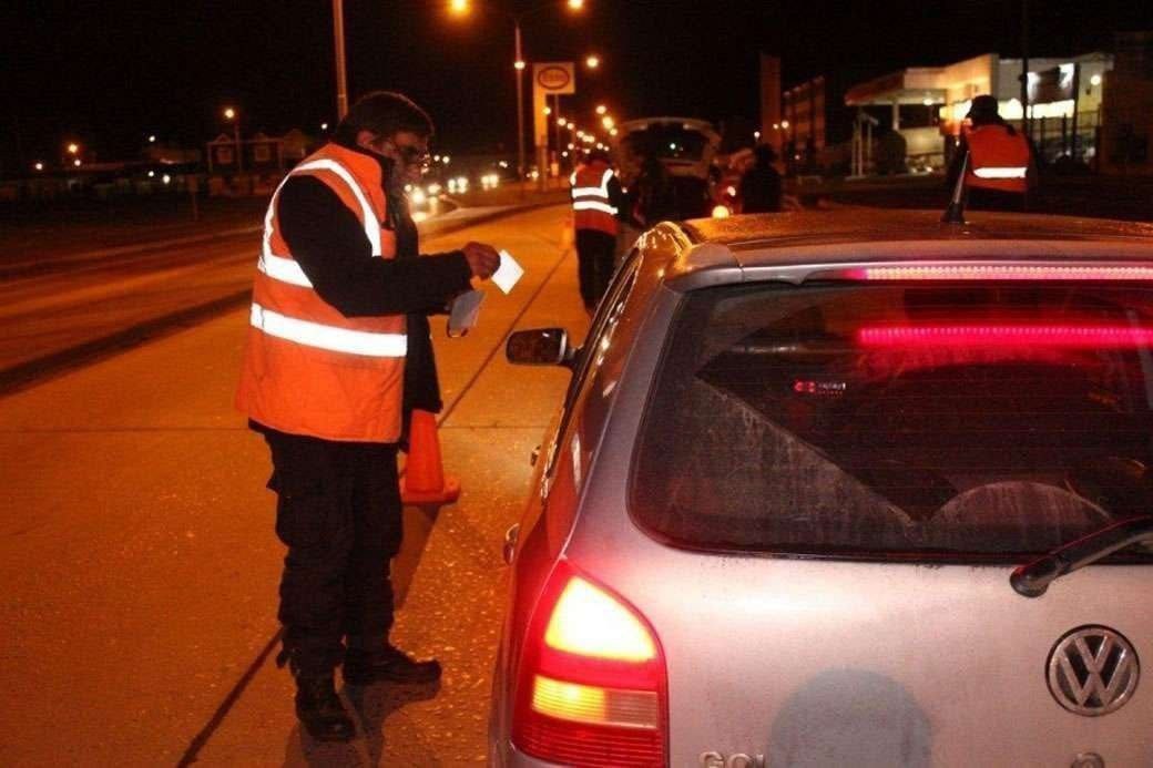 Personal de Tránsito municipal relaizando controles de rutina en la ciudad de Río Grande, Tierra del Fuego.