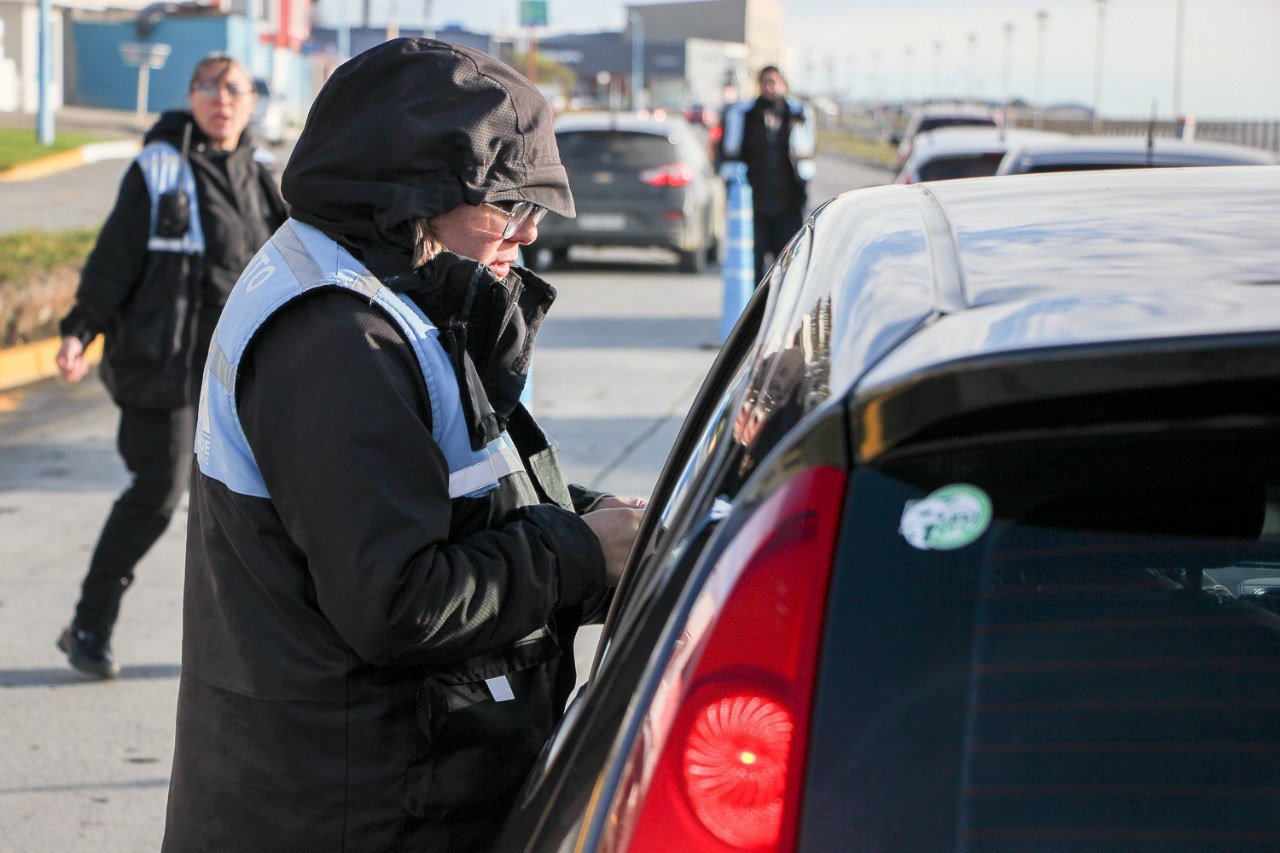 Personal de Tránsito municipal relaizando controles de rutina en la ciudad de Río Grande, Tierra del Fuego.