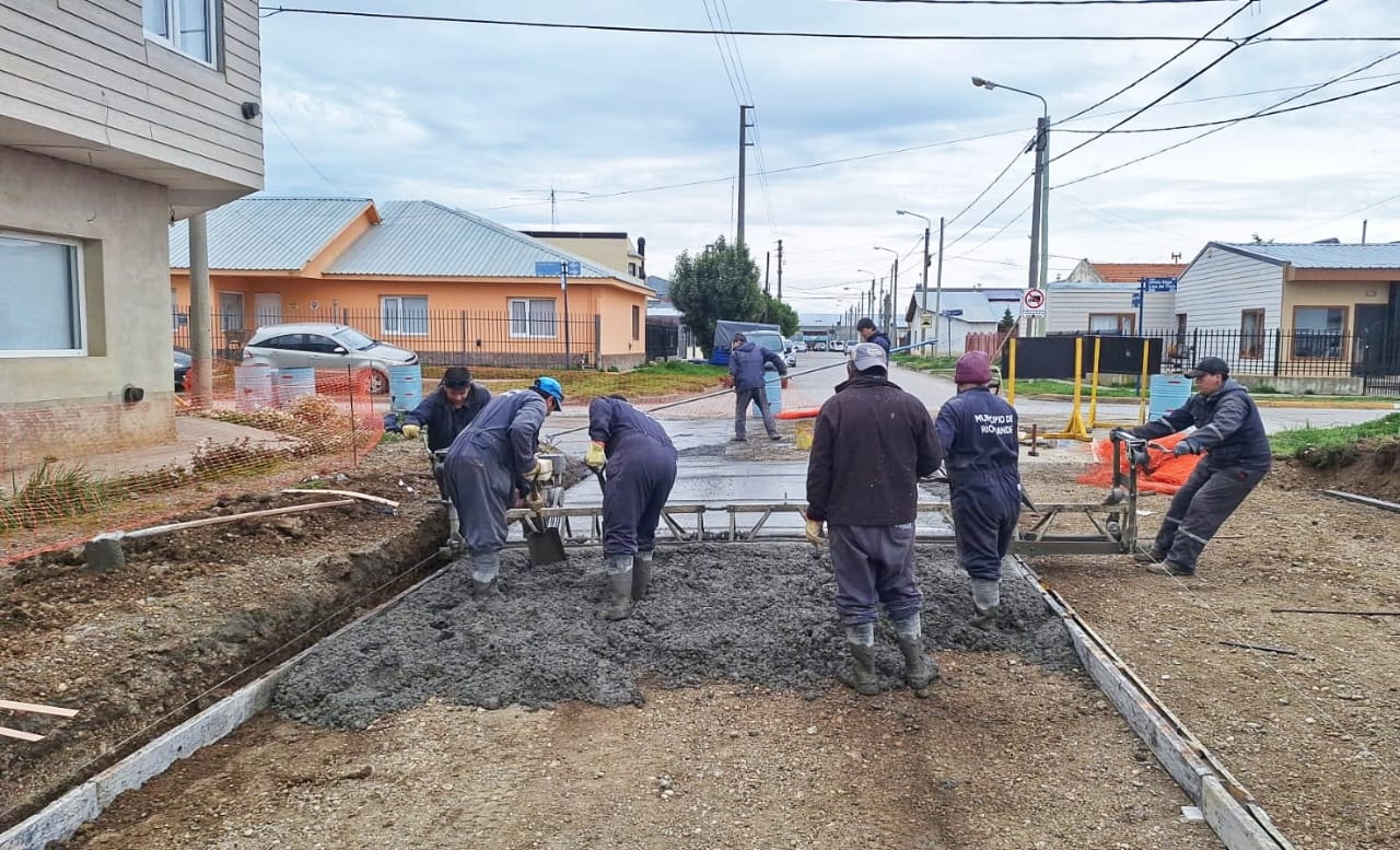 Obras de pavimento en barrio Camioneros.