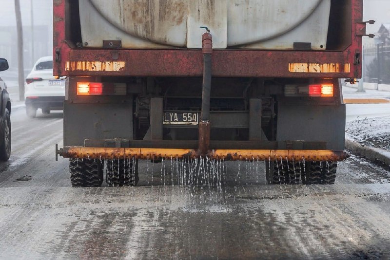 Personal Municipal lleva adelante diversas labores a diario para prevenir accidentes y dejar las calles en buen estado ante las condiciones climáticas hostiles.