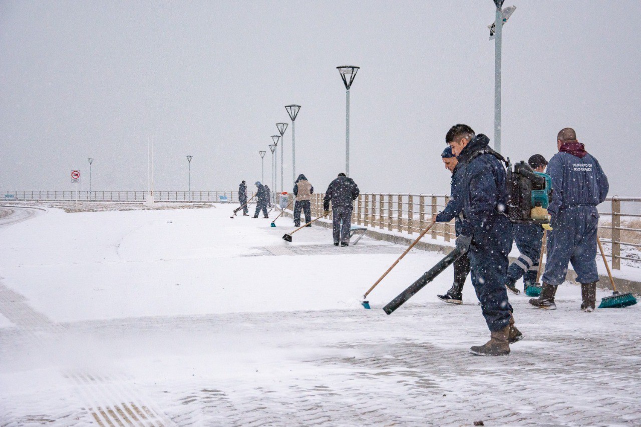 Dadas las bajas temperaturas y la reciente nevada, trabajadores municipales avanzan con distintas tareas en toda la ciudad con el fin de brindar seguridad y dejar los espacios en buen estado.