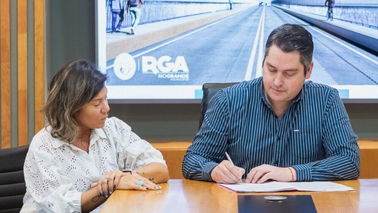 Secretaria de finanzas, Valeria Capotorto, junto al intendente de Río Grande, Martín Perez.