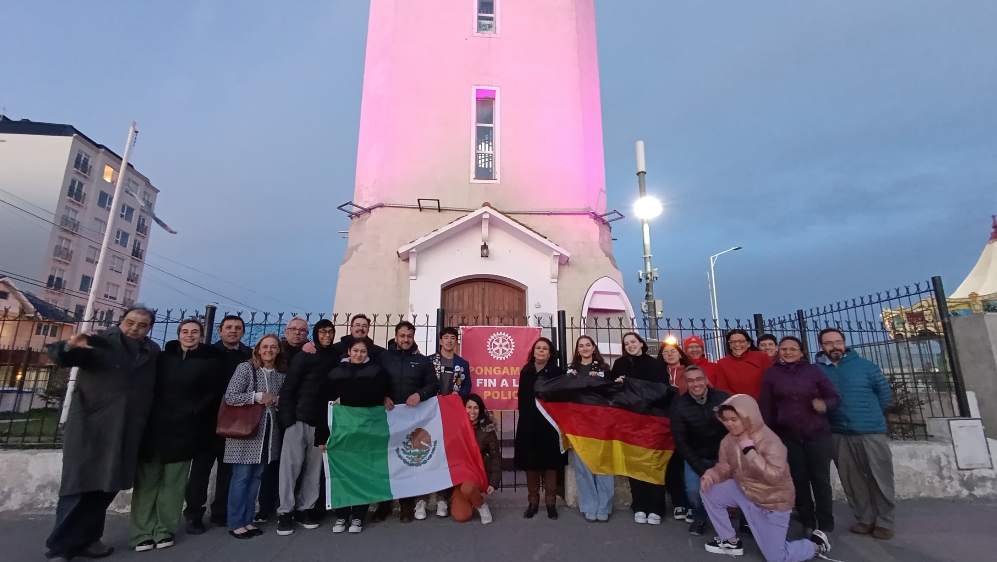 La Torre de Agua se tiñó de rojo por el Día Mundial contra la Polio