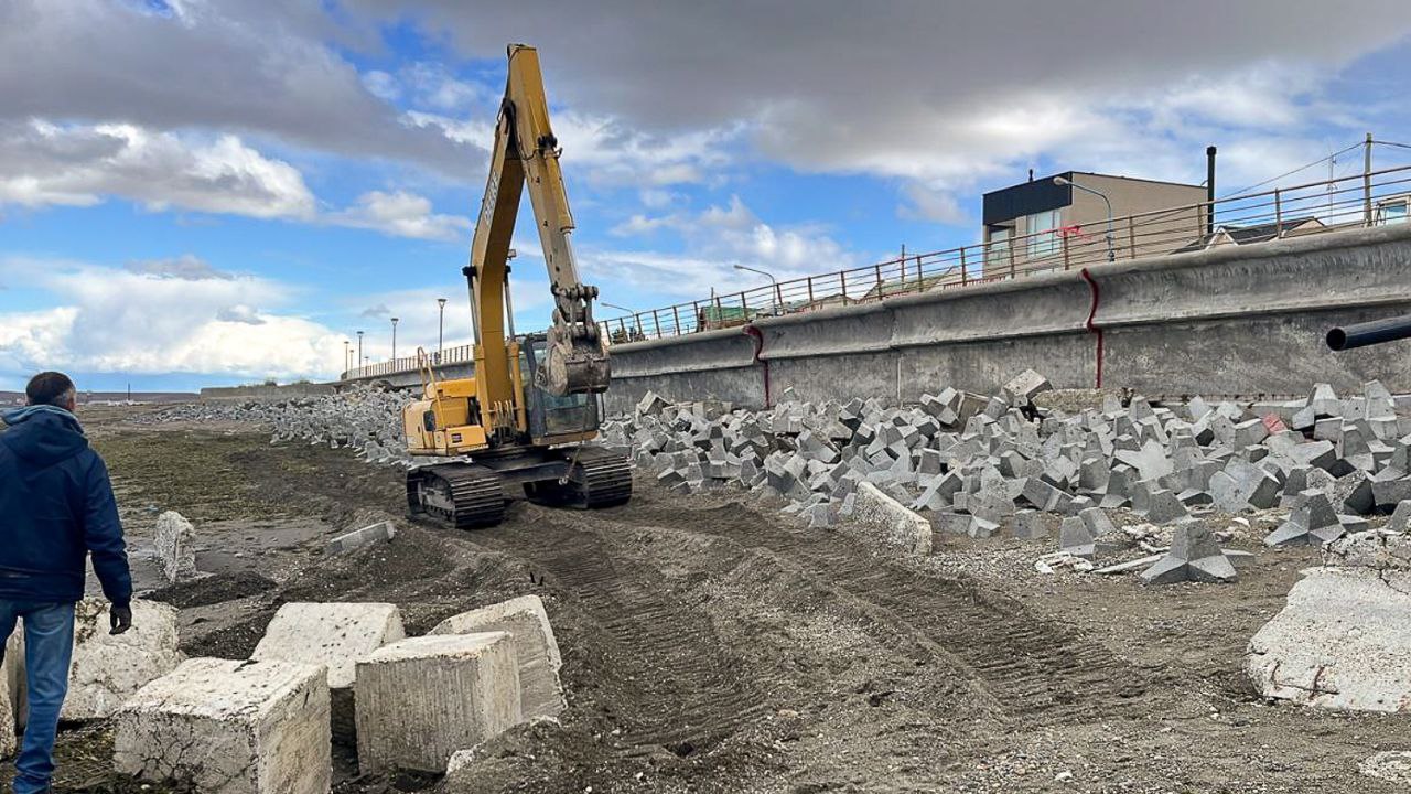 El Municipio realiza trabajos de saneamiento en el antiguo muro costero