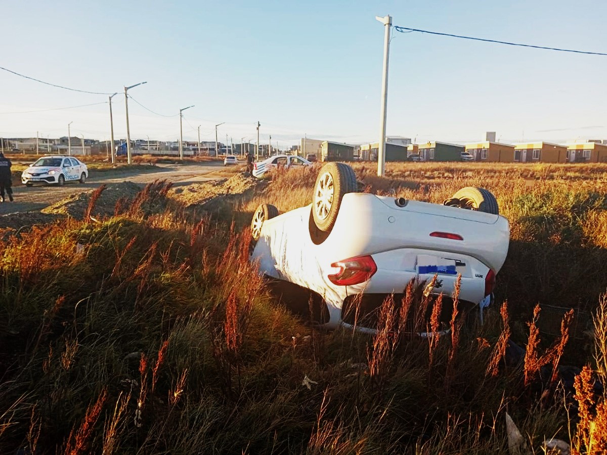 En la zona de Malvinas Argentinas una joven perdió el control de su vehículo y terminó volcando.