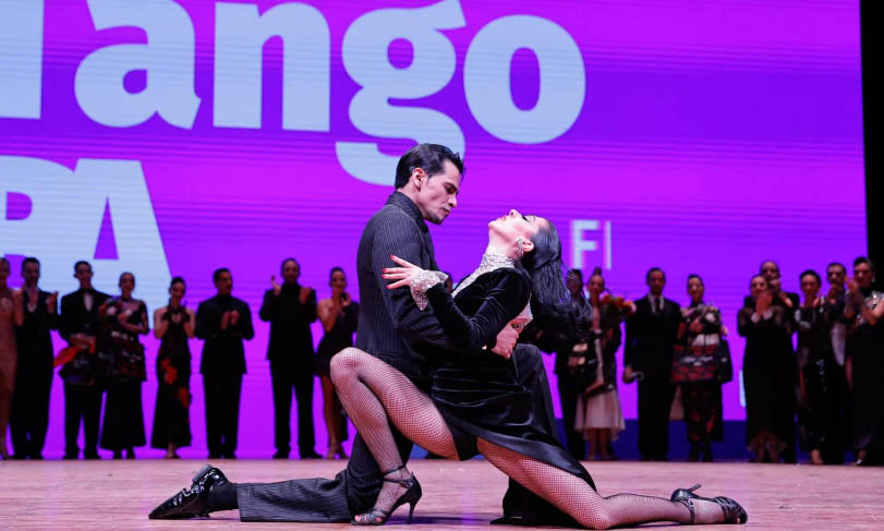 Sebastián Martínez y Ayelén Morando con el premio a la pareja ganadora del Mundial de Tango BA en la categoría Tango Escenario 2024. Foto: Martín Bonetto