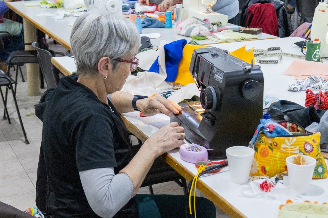 El Municipio de Río Grande confecciona muñecos para regalar sonrisas