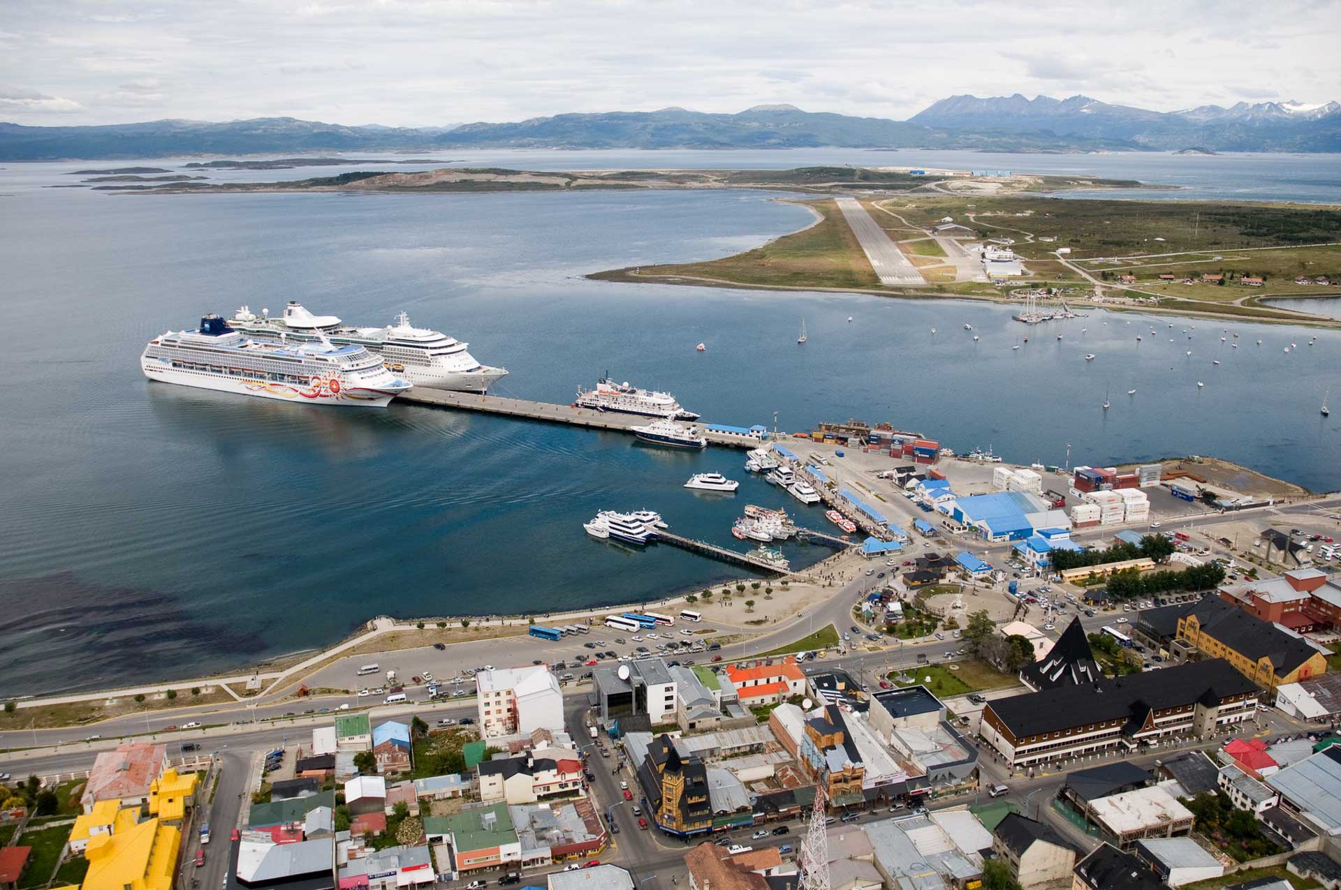 Ushuaia recibe una avalancha de turistas, que se quejan de los precios