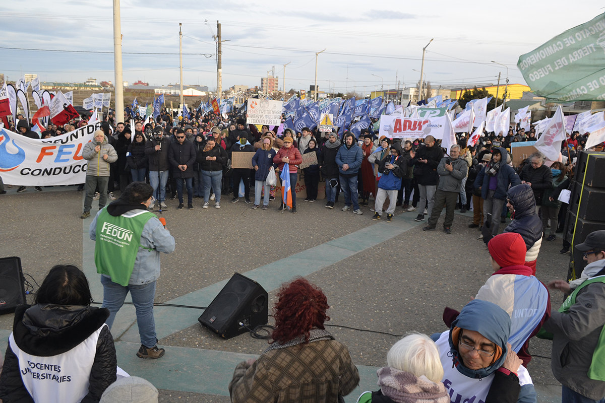 Gremios de Tierra del Fuego marcharon en defensa de la educación pública y las universidades