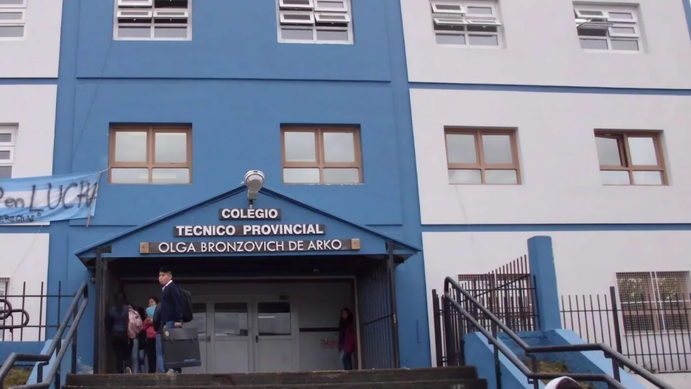 Cierre de colegios en Ushuaia por falta de pago a cooperativas de limpieza