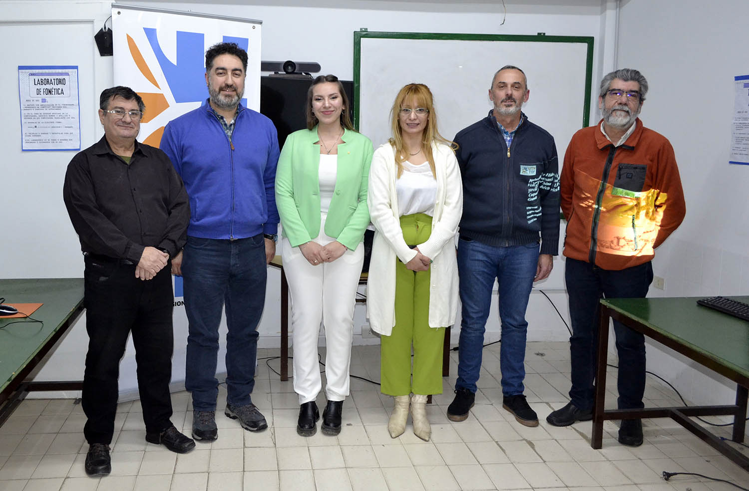 Las graduadas Galichini y Cárcamo, junto a los docentes de la mesa examinadora.