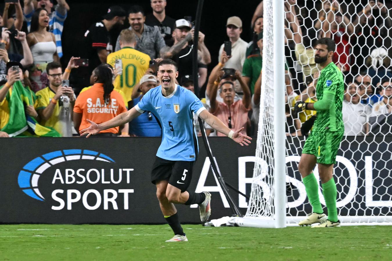 Uruguay venció a Brasil por penales y enfrentará a Colombia en las semifinales