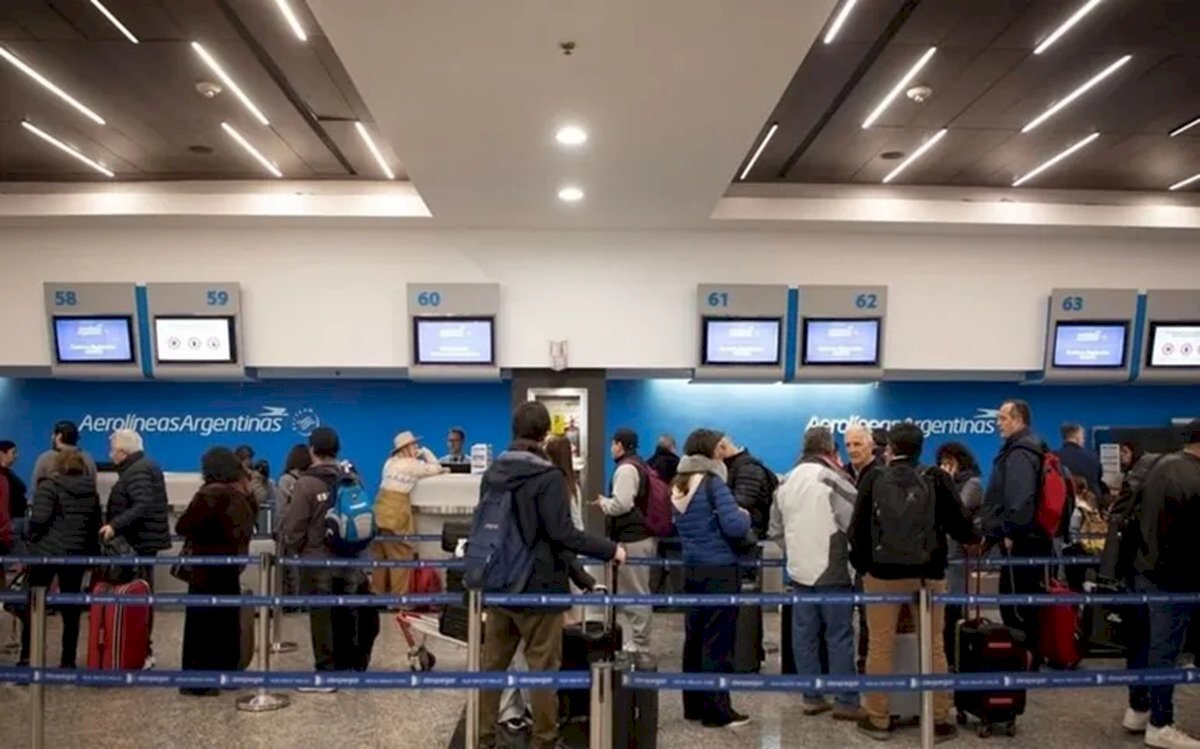 Los controladores aéreos levantaron el paro para este jueves pero ratificaron el del sábado