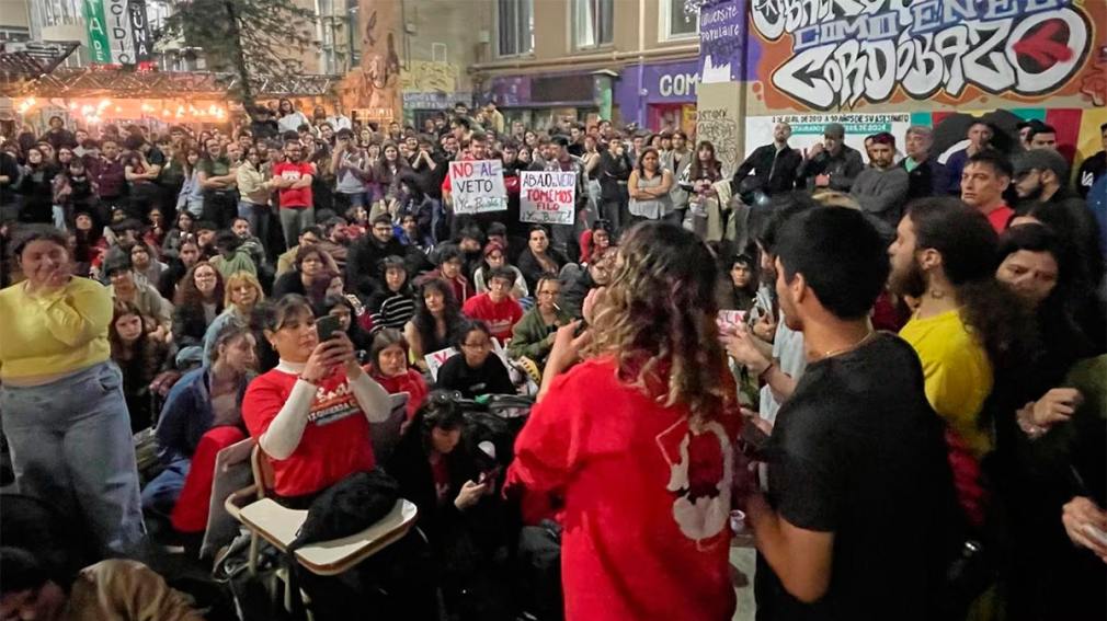 La Facultad de Filosofía y Letras de la UBA fue tomada por sus estudiantes en una medida de fuerza en protesta contra el veto del presidente Javier Milei a la ley de Financiamiento Universitario.