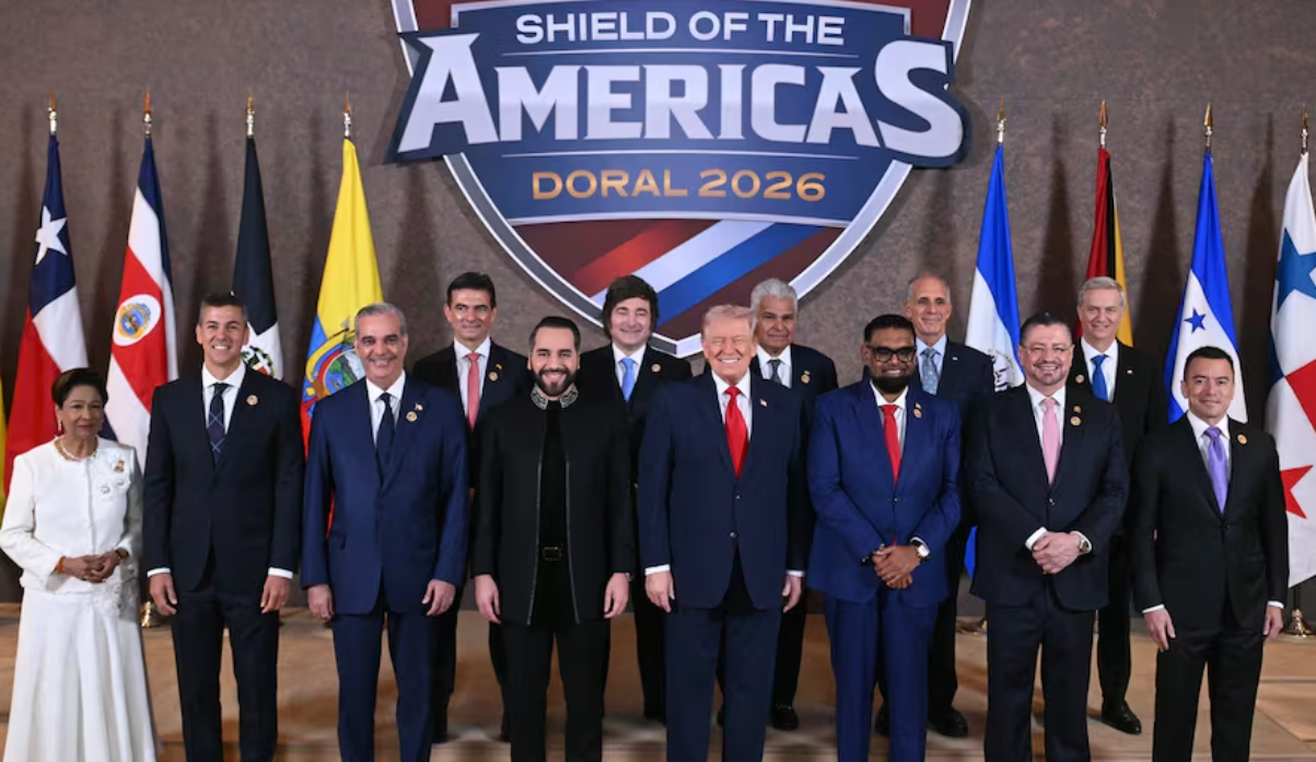 Trump hosts aligned Latin American leaders at international summit in Florida Donald Trump encabeza la foto grupal. (SAUL LOEB/AFP)