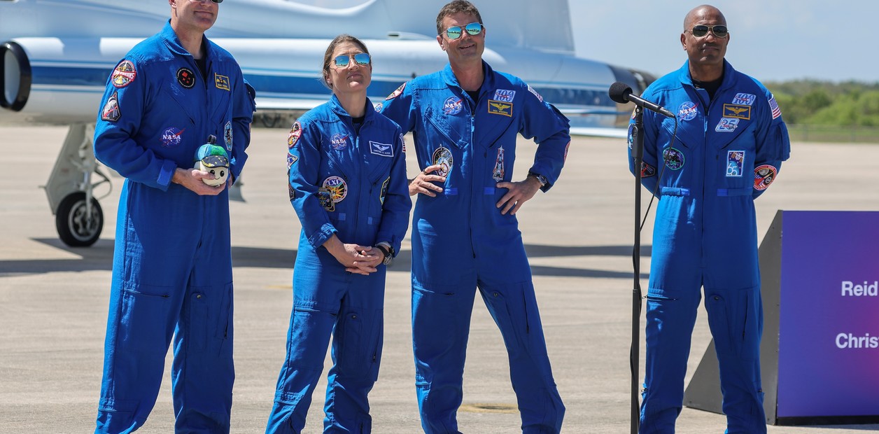 La tripulación de Artemis II posa tras su llegada al Centro Espacial Kennedy, en Florida.