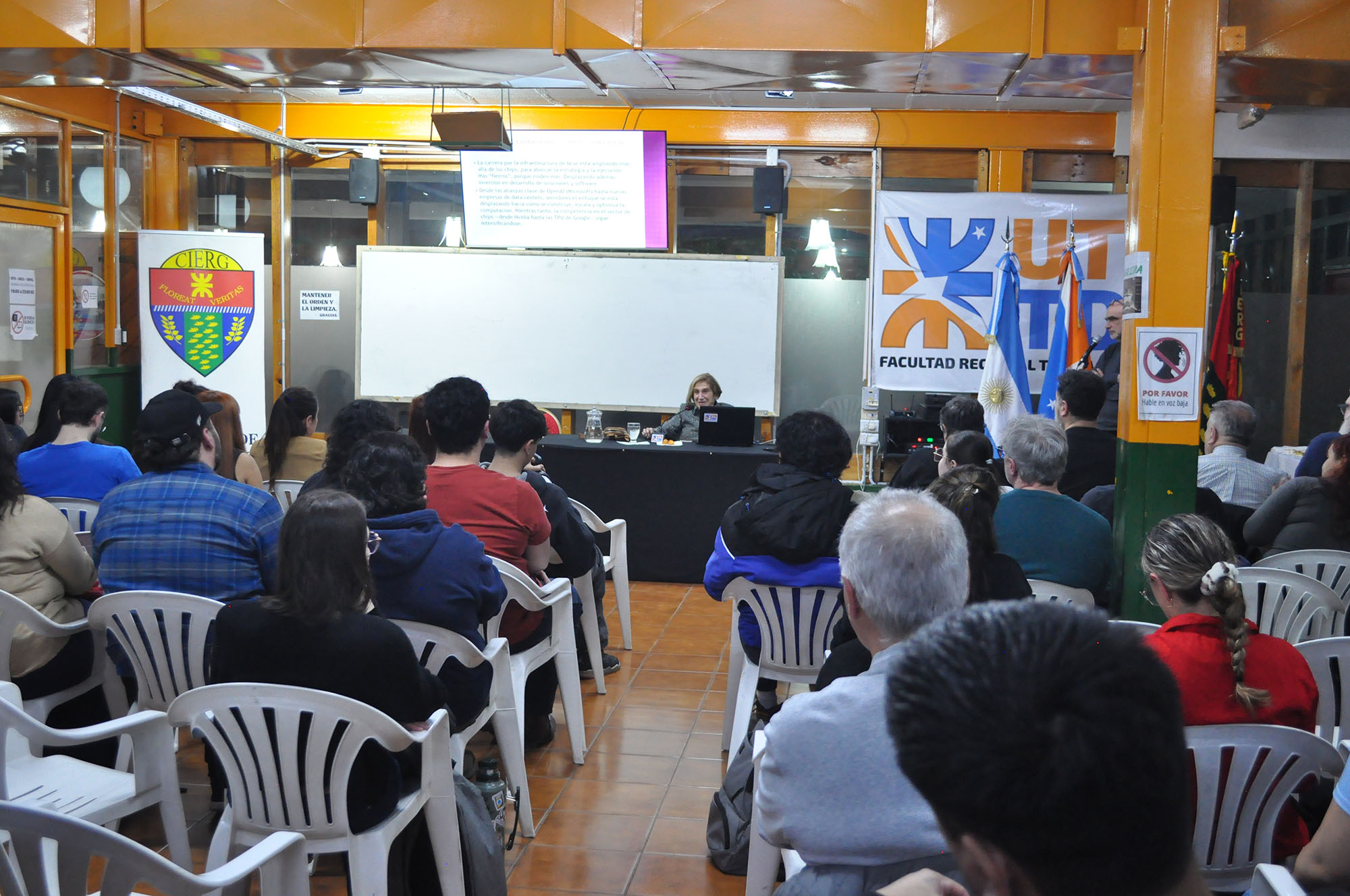 Lidia Seratti analizó en la UTN el impacto de la <b>inteligencia artificial</b> en el trabajo y la educación thumbnail