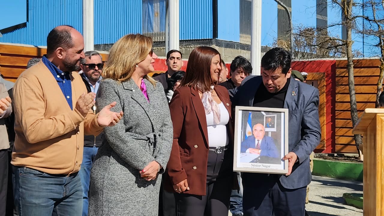 Gisela Dos Santos entregó un retrato de Néstor Nogar y proponen crear un espacio de memoria en Tolhuin