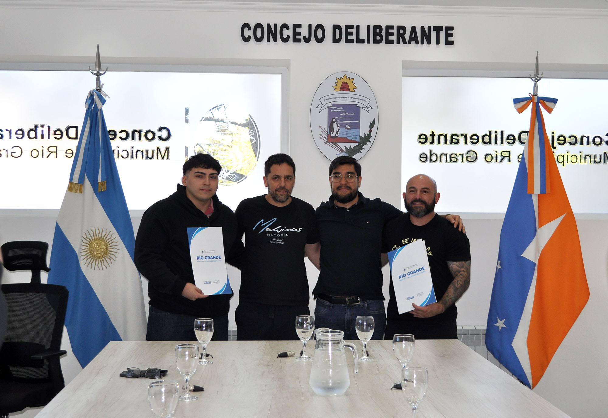 El concejal Jonatan Bogado distinguió a dos riograndenses campeones iberoamericanos de powerlifting