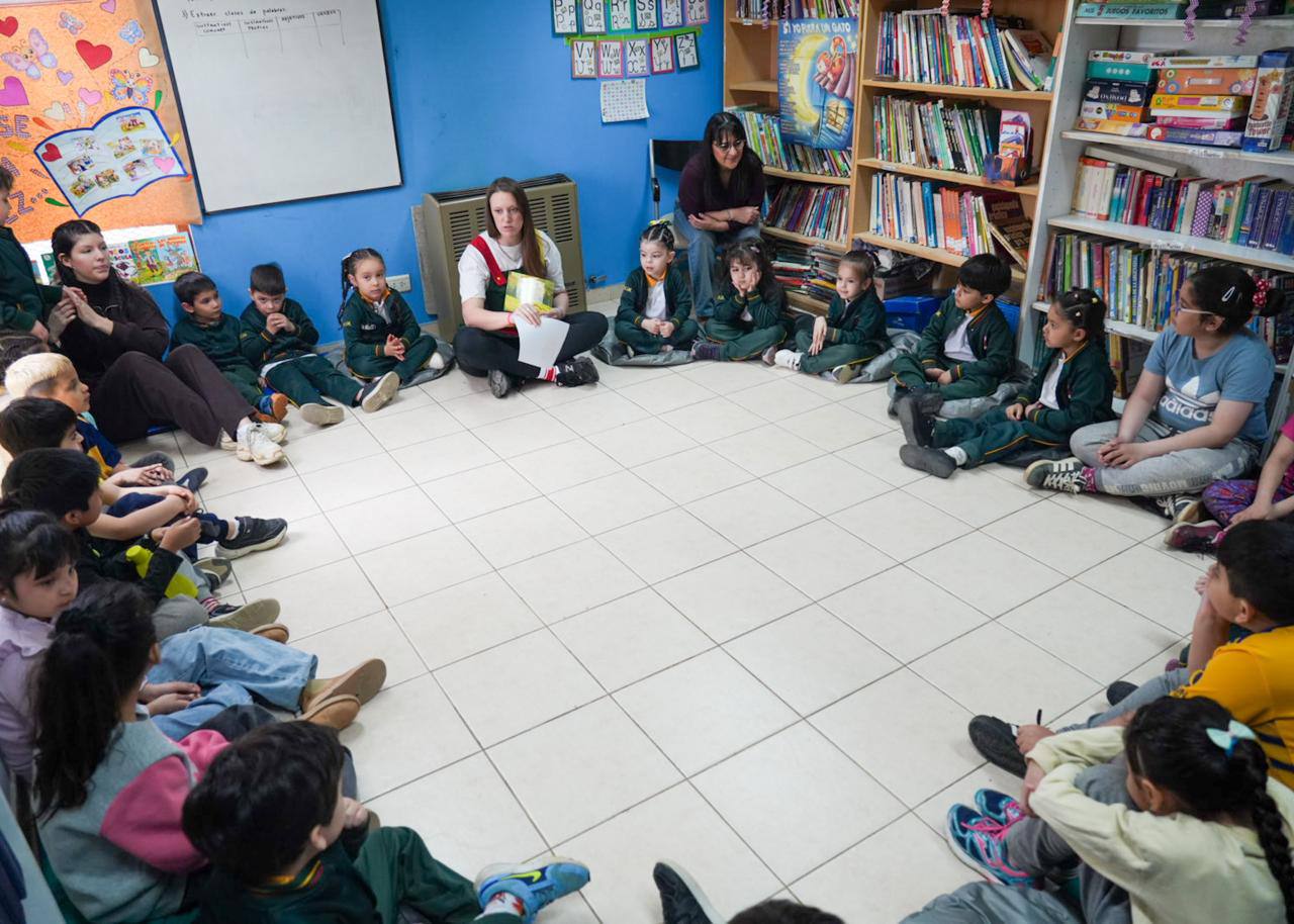 Un puente a la lectura reunió a niños del Jardín Pasitos Curiosos y Espacio Infancia